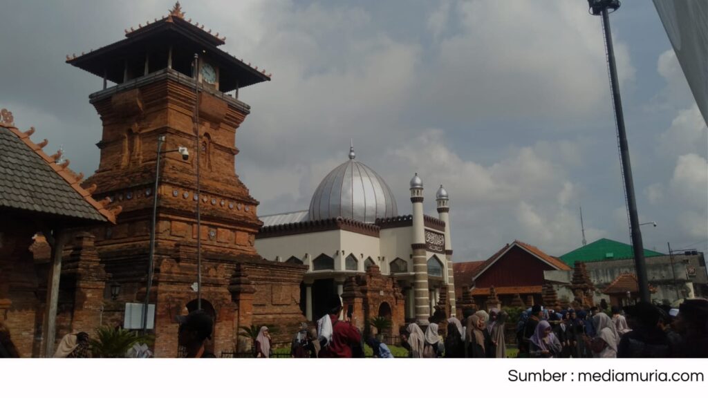 Libur Sekolah Dan Nataru, Makam Sunan Kudus Dipadati Peziarah Dari Luar Daerah Hingga Luar Provinsi