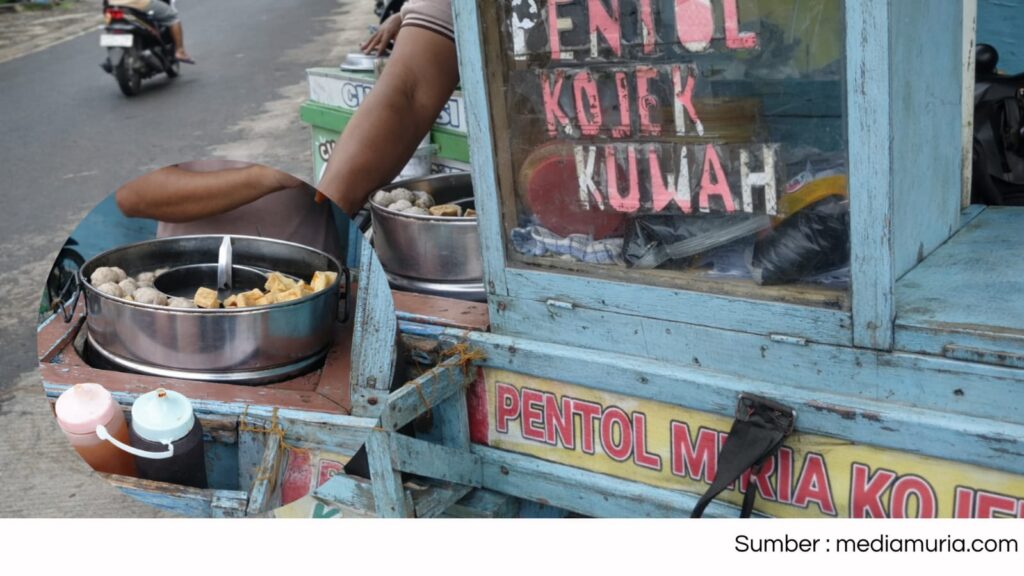 Jajanan Kecil Jadi Pengganjal Lapar di Pasar Brayung Mejobo Saat Akses Desa Terendam Banjir