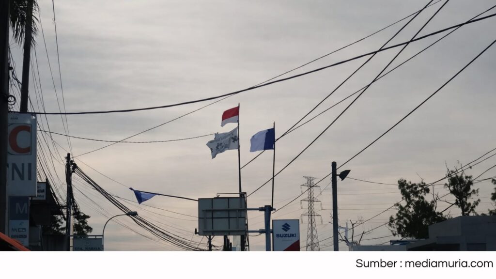 Birukan Sekitarmu: Fenomena Bendera Biru Berkibar di Kudus, Simbol Gairah Baru Dukungan untuk Persiku